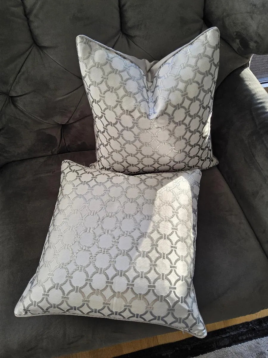 Un coussin argenté avec motifs sur un fauteil