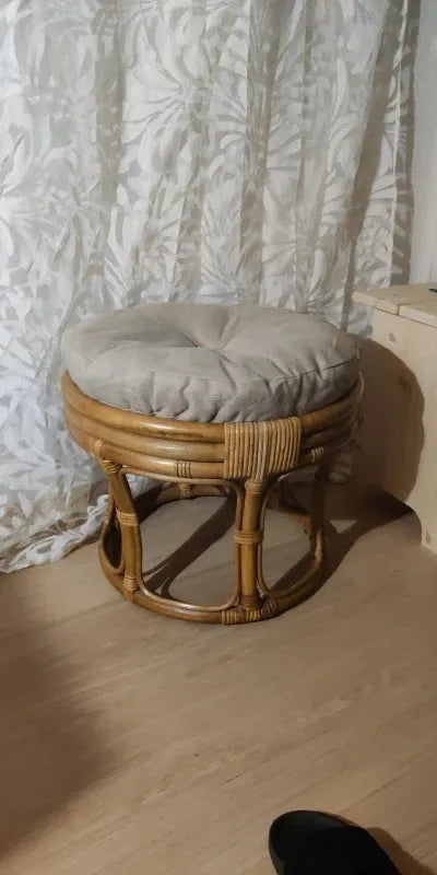 Un coussin plat gris sur une chaise