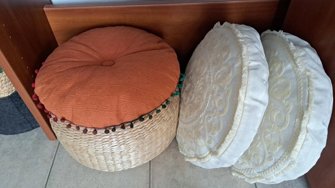 Un coussin orange sur un support de sol