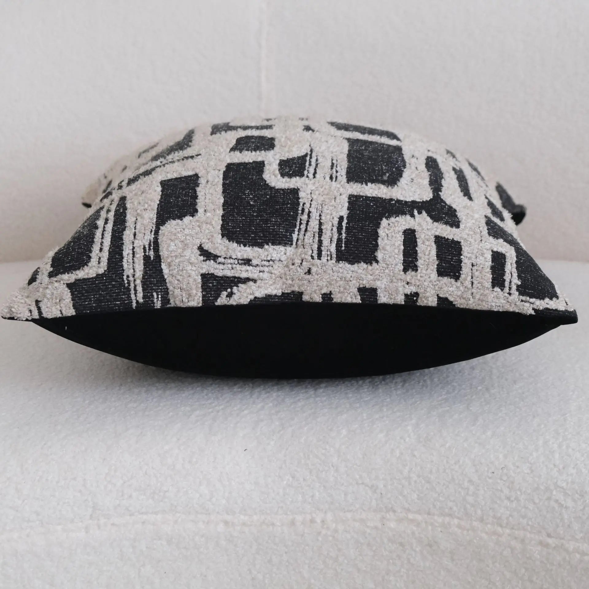Coussin noir et gris