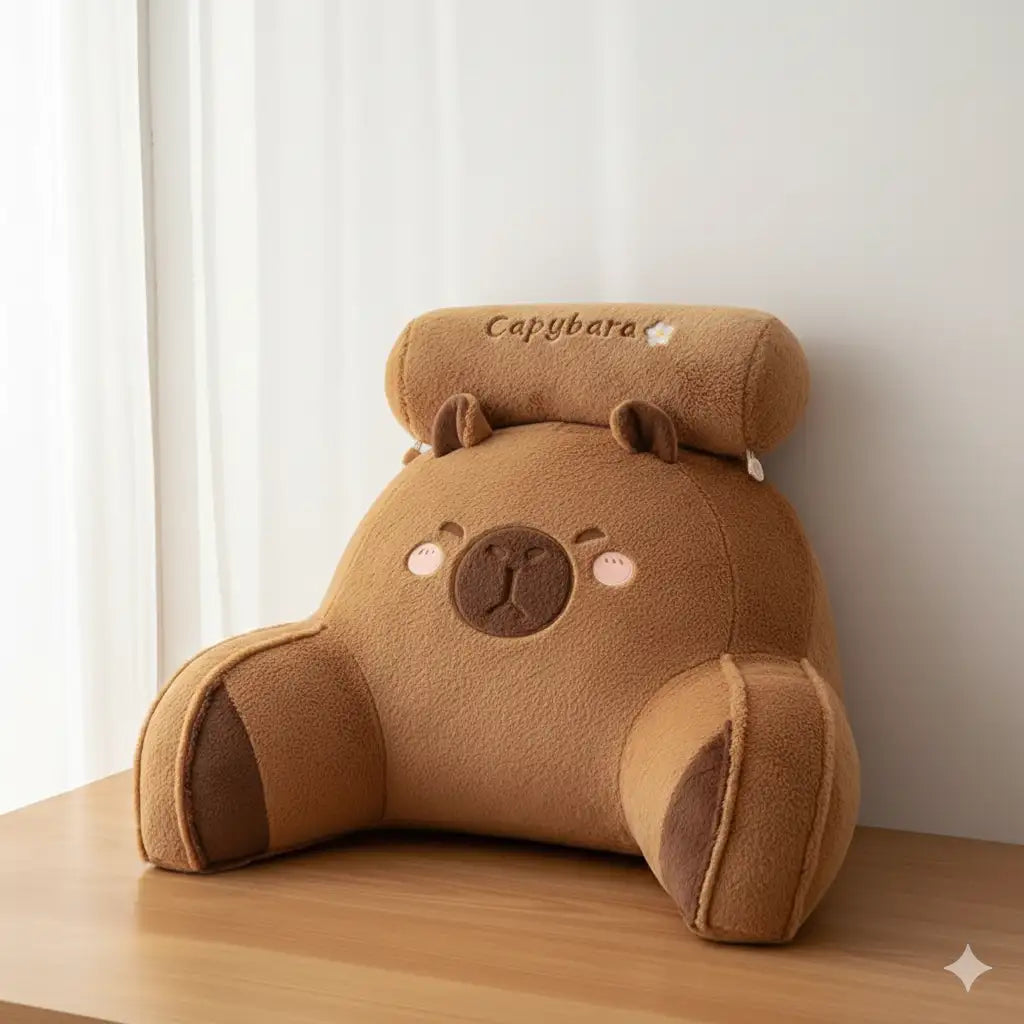 Dossier en forme de capybara en peluche marron avec texte brodé 'capybara' et texture douce et duveteuse.