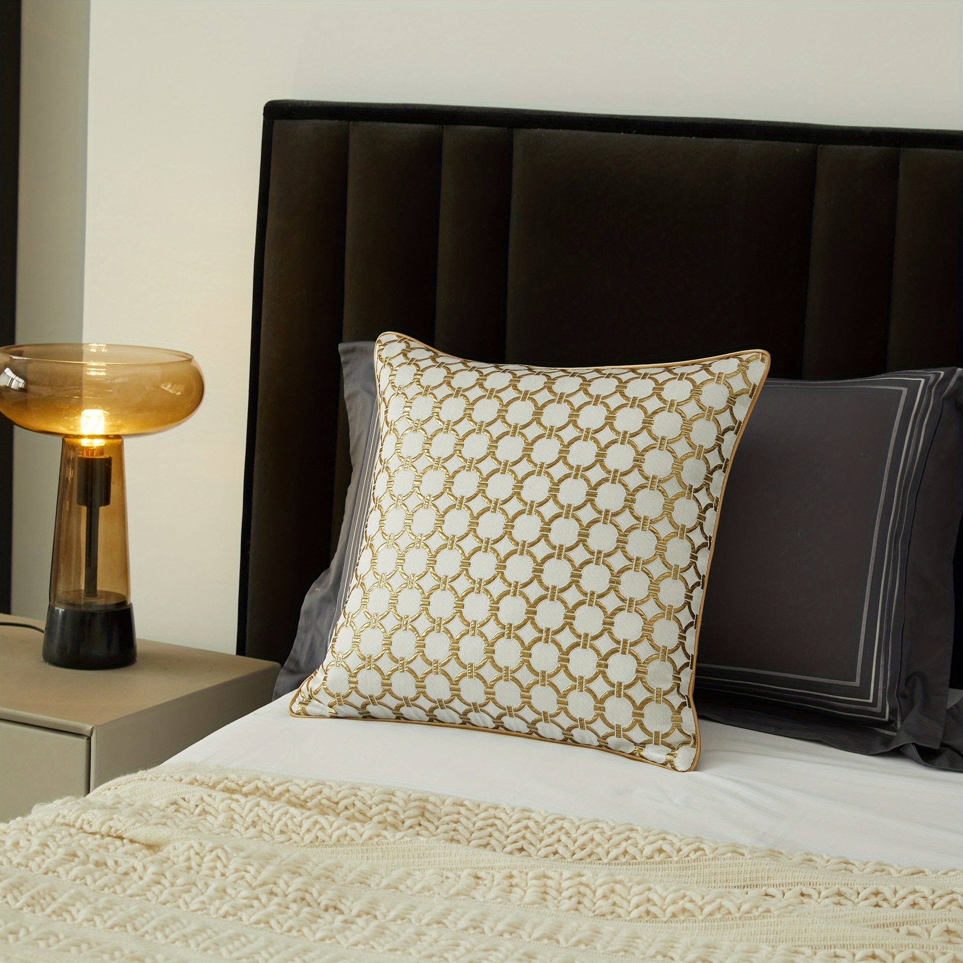 Housse de coussin blanc et or