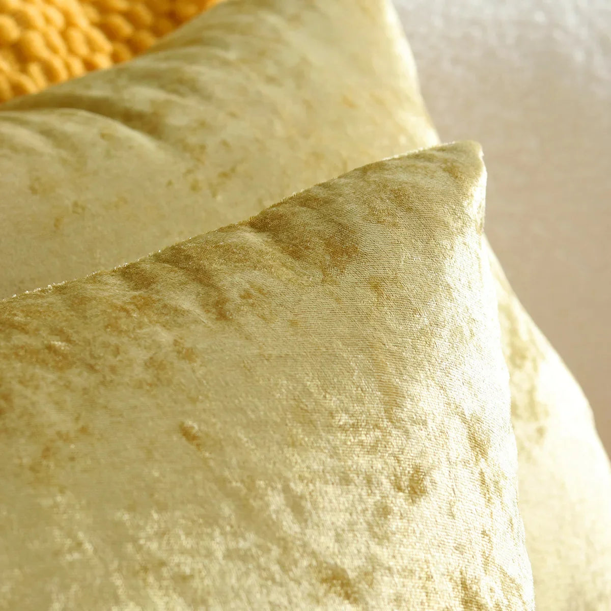 Housse de coussin doré