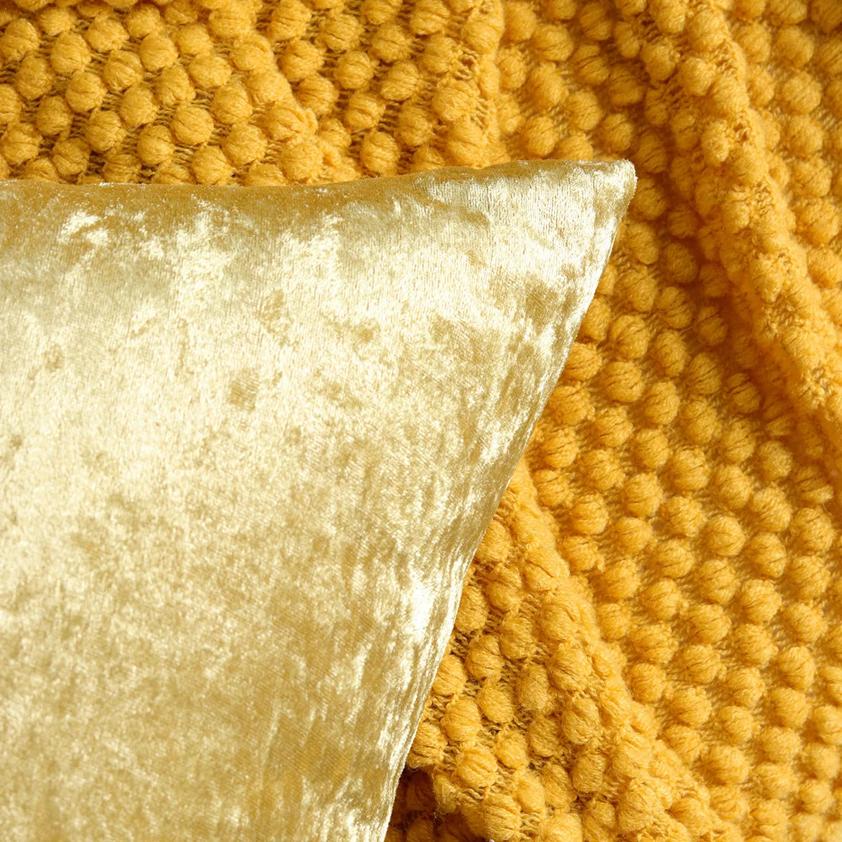 Housse de coussin doré