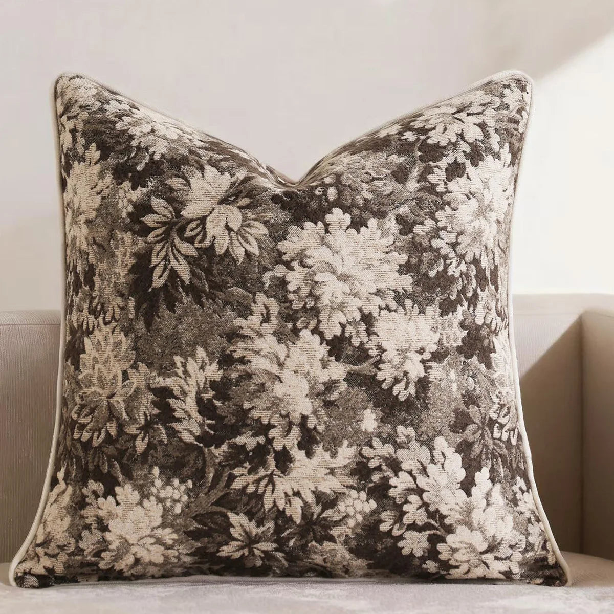Housse de coussin fleuri - café